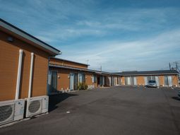 駐車場と建物の外観
