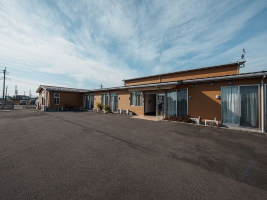 広い庭のある建物