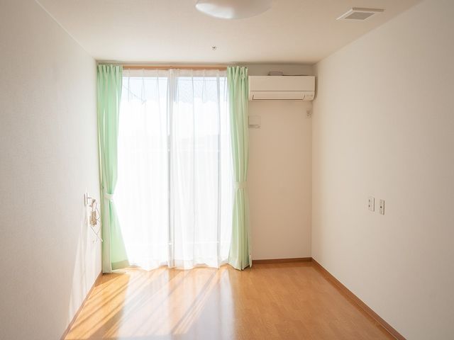エアコン付き居室 居室 自然光が差し込む居室で、エアコンも完備。快適な環境の中で落ち着いて過ごせます。