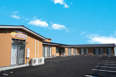 青空の下の建物