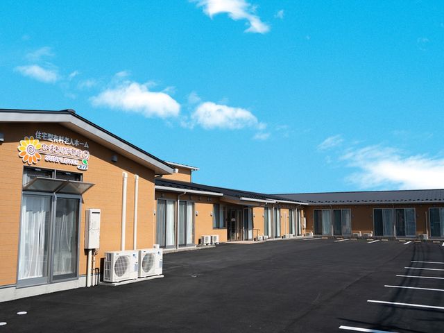 青空の下の建物 外観 広々とした駐車場を備えた建物です。青空の下で働く環境を検討する方に。