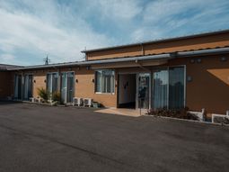 低層の建物の外観