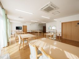 自然光の広いラウンジ
