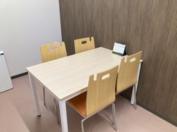 椅子とテーブルのある居室