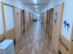 明るい廊下の風景