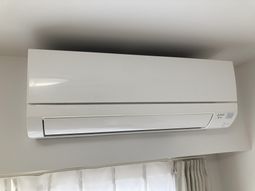 部屋の冷暖房を調節するエアコン