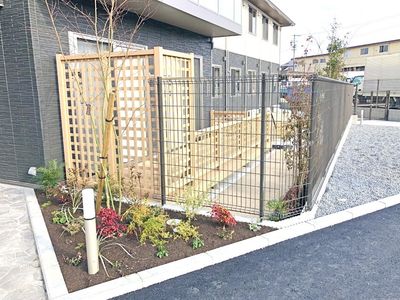 植栽されたエントランス周辺