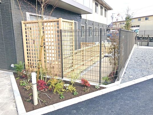 植栽されたエントランス周辺