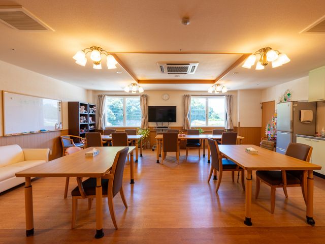 広々としたダイニングルーム ダイニングルーム 広々とした空間には、自然光が優しく差し込んでいます。食事や会話が楽しめる環境です。