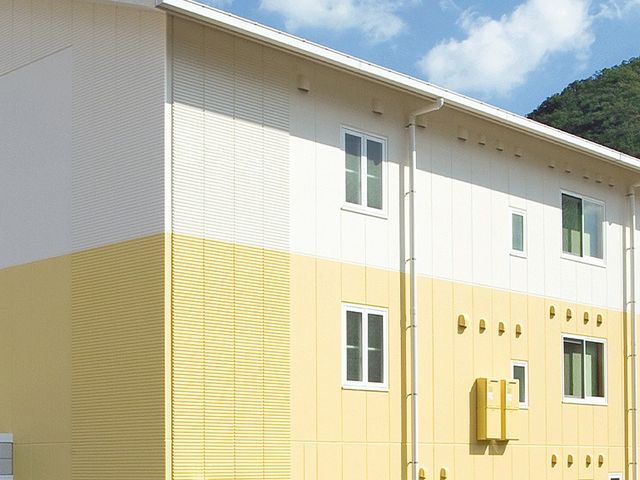 窓が多い明るい外観 外観 自然に囲まれた明るい建物です。窓から心地よい風が入り、気持ちよく仕事ができます。