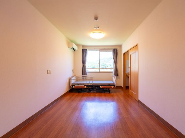 広々とした居室 居室 広々とした空間で、窓からの自然光が心地よい居室です。エアコンも設置され、快適に過ごせます。