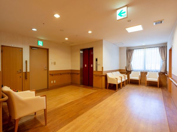 自然光が差し込むロビー
