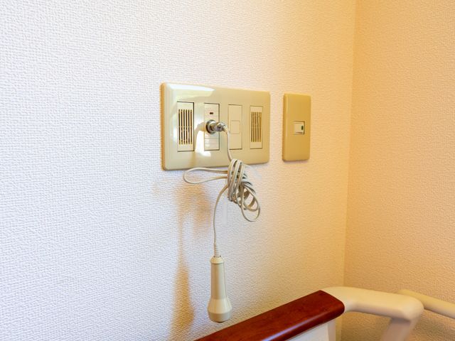 設備が並ぶ壁面 居室 居室には使い勝手の良い設備が設置されています。利用者に安心感を与える工夫がされています。