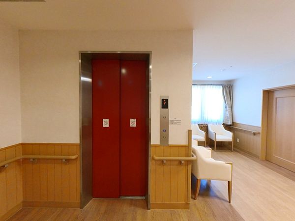赤いドアのエレベーター