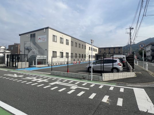 明朗な外観の建物