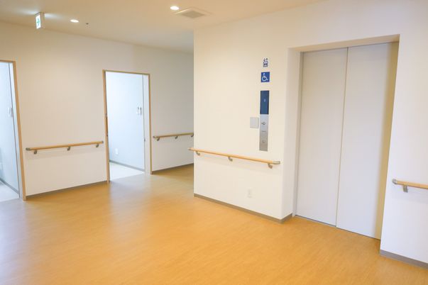 清潔な施設の廊下