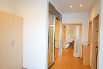 広々とした通路と入口