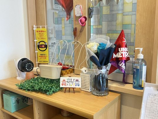 多様な物品が配された棚