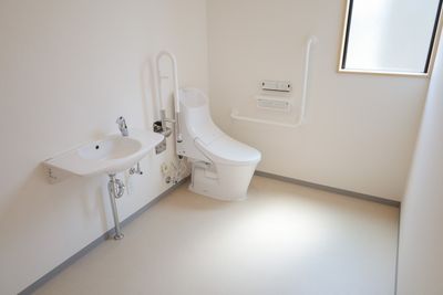 バリアフリー設計のトイレ