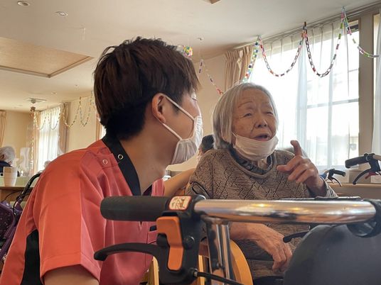 利用者と対話する職員