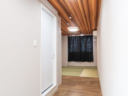 木目天井の居室