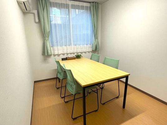 ゆったり食卓のある部屋