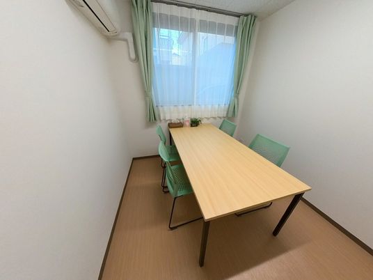 居室のテーブルと椅子