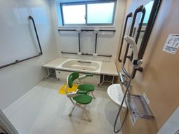 洗面台と手すりの浴室