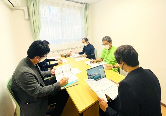 スタッフが打ち合わせをしている様子