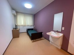シンプルな居室の内観