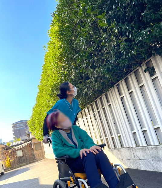 車椅子の利用者とスタッフ