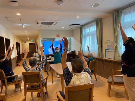 運動する人々とスタッフ