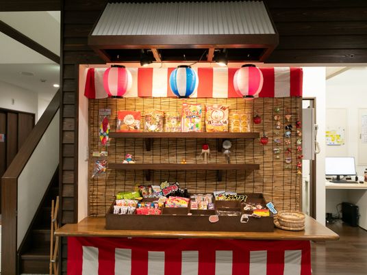 賑やかな売店