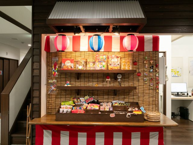 賑やかな売店 ラウンジ 工夫を凝らした賑やかな空間で、お客様の気分転換をサポートしています。楽しい雰囲気が漂います。