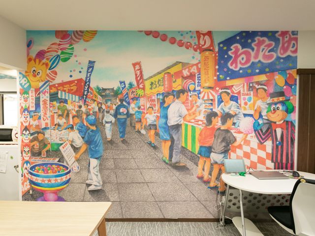 生き生きとした商店街の壁画 内観 活気ある商店街の壁画が鮮やかで、施設内に明るい雰囲気を演出しています。