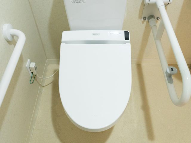 手すり付きのトイレ トイレ 安心設計の手すり付きトイレです。安全で快適な使用が可能となっています。