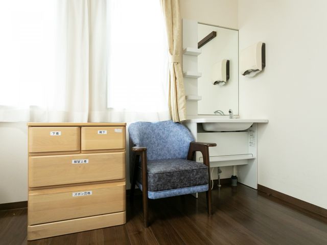 静かな居室 居室 自然光が差し込む、落ち着いた雰囲気の部屋です。シンプルなインテリアで居心地の良さを提供します。