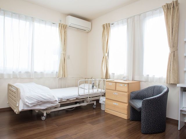 明るい個室の居室 居室 窓から自然光が差し込む明るい部屋です。シンプルで快適な空間で、ゆったりとくつろげます。