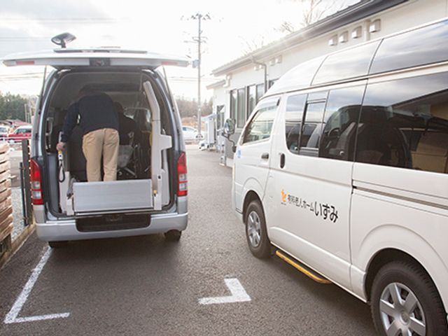 送迎車両が並ぶ駐車場 外観 送迎車両が安全に駐車されているエリアです。ここからスムーズに利用者の移動が行われます。
