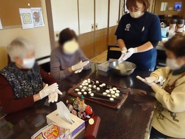 レクリエーション活動の居室 居室 手作り活動が行われており、和やかな時間を楽しむ様子が見られます。温かい交流が魅力です。