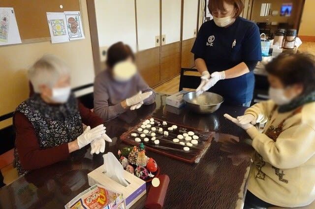 レクリエーション活動の居室 居室 手作り活動が行われており、和やかな時間を楽しむ様子が見られます。温かい交流が魅力です。