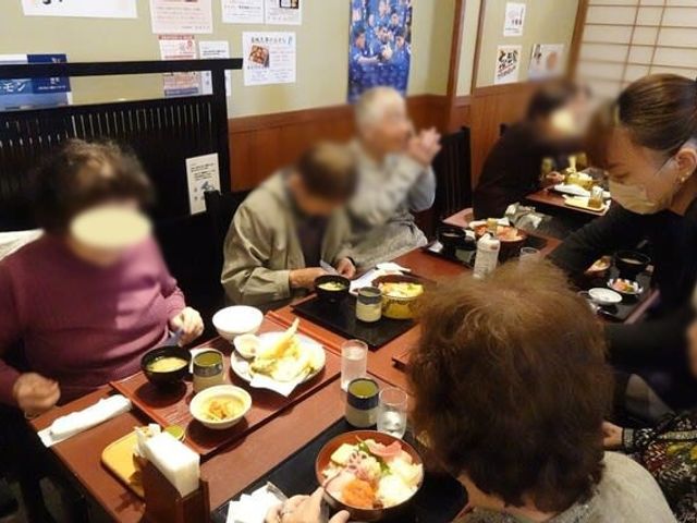 温かみのある食堂 食堂 和やかな会話が弾む温かい雰囲気の食事スペースです。食事を楽しむひとときは心地よさに包まれています。