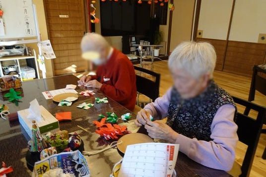 折り紙作業中のテーブル