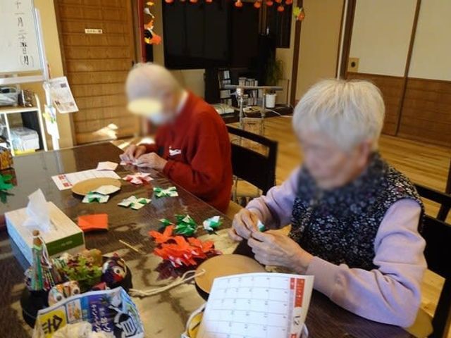 折り紙作業中のテーブル 多目的室 穏やかな雰囲気の中、紙を使った手作業が楽しめるスペースです。交流の場としても最適です。