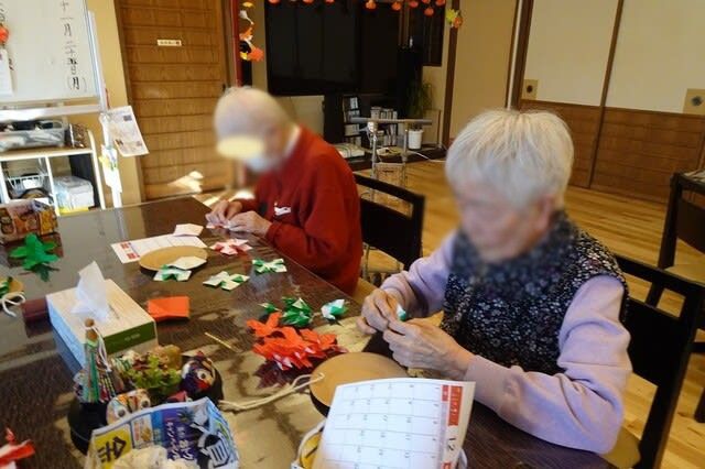 折り紙作業中のテーブル 多目的室 穏やかな雰囲気の中、紙を使った手作業が楽しめるスペースです。交流の場としても最適です。