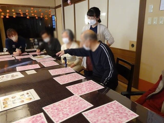 落ち着いたコミュニケーションの場 多目的室 和やかな雰囲気の中、利用者とスタッフが一緒に活動を行っています。和室のカジュアルなスペースで交流が深まります。