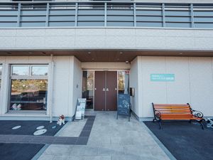 ベンチがあるエントランス