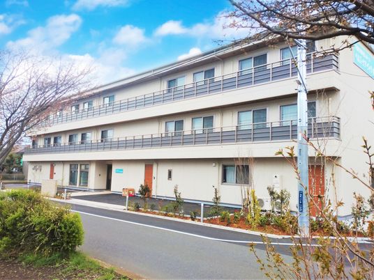 木々に囲まれた建物外観