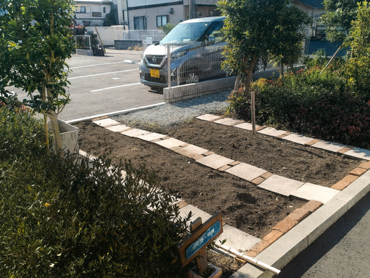庭園の砂利道と植栽  