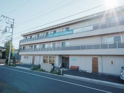 三階建ての建物外観